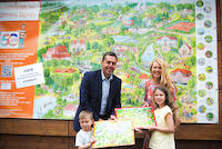 Wimmel-Puzzel - Gruppenbild vor Plakat